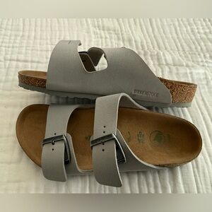 NWOB Birkenstock Arizona Vegan Sandals Size 34 Medium/Narrow